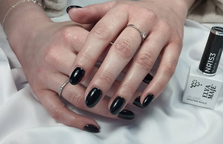 Les soins des mains Manicure Pedicure