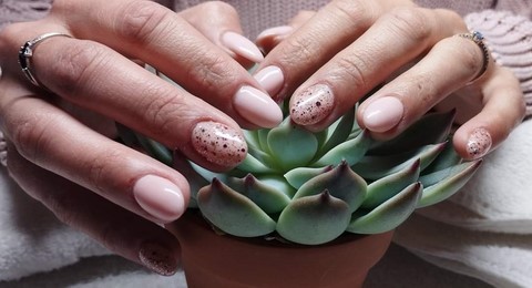 Onglerie, Manucure, Nail Art, Pose de vernis à Vexin sur Epte